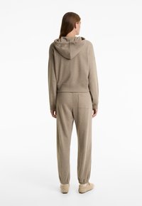 OYSHO WIDE-SLEEVE HOODED  - Mikina so zipsom - khaki