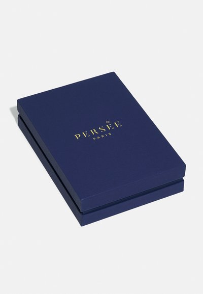 Mörkblå förpackningslåda med en slät yta, med giltiga bokstäver som säger "PERSÉE PARIS." Snygg och rektangulär design.
