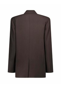 Blazer marrone su misura, caratterizzato da un design strutturato, collo a scialle e uno spacco singolo sul retro. Tessuto liscio con un leggero lucido.