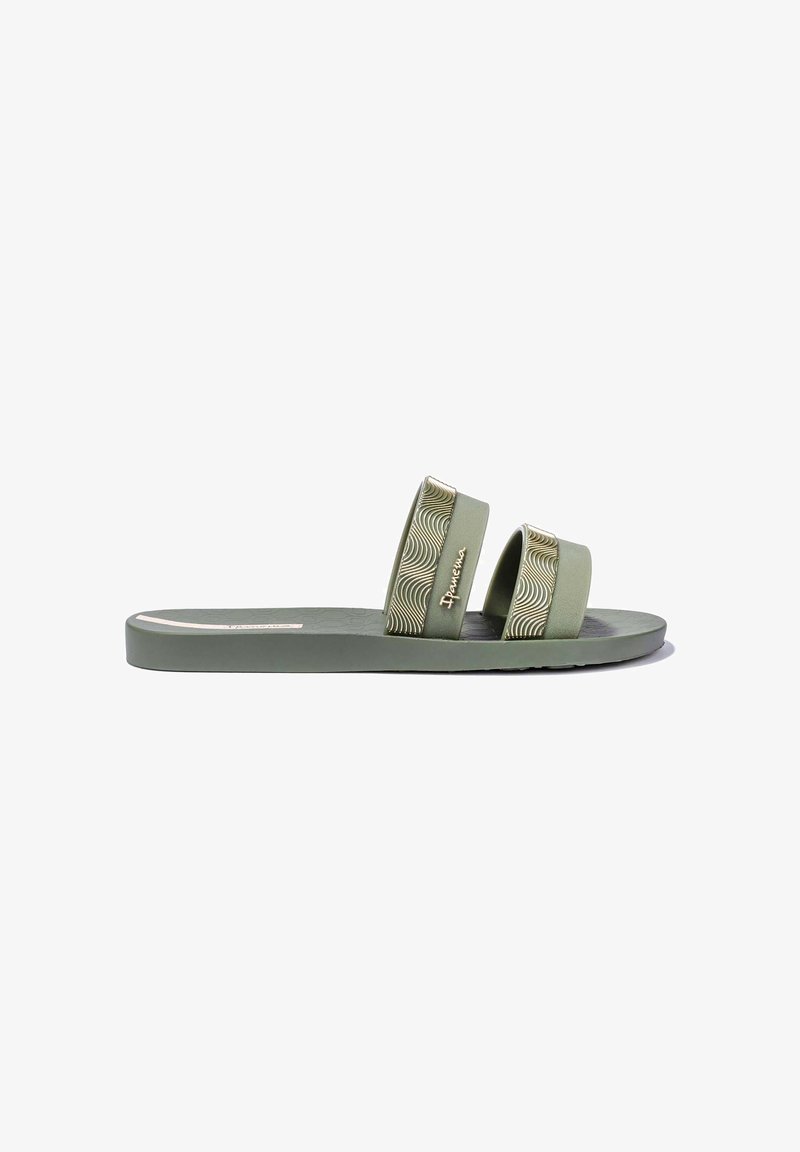 Olijfgroene slidesandalen met twee gestructureerde bandjes, een platte zool en het "Ipanema" logo op het bovenste bandje, zijaanzicht getoond.