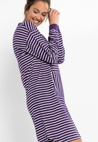 Abito a righe viola e bianche con maniche lunghe, vestibilità comoda e orlo arrotondato. Tessuto morbido e leggero, adatto per l'abbigliamento casual.