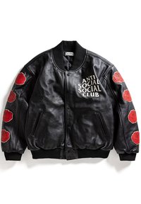Czarna skórzana kurtka bombowa z napisem "ANTI SOCIAL SOCIAL CLUB" z przodu oraz czerwonymi naszywkami róż na obu rękawach.