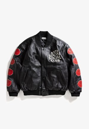 Czarna skórzana kurtka bombowa z napisem "ANTI SOCIAL SOCIAL CLUB" z przodu oraz czerwonymi naszywkami róż na obu rękawach.