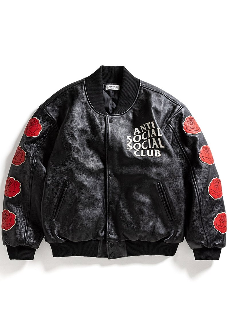 Czarna skórzana kurtka bombowa z napisem "ANTI SOCIAL SOCIAL CLUB" z przodu oraz czerwonymi naszywkami róż na obu rękawach.