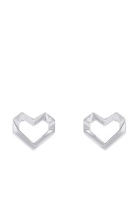 Pendientes de plata en forma de corazón con un diseño de corte geométrico, con un pequeño destello de strass en cada pendiente.