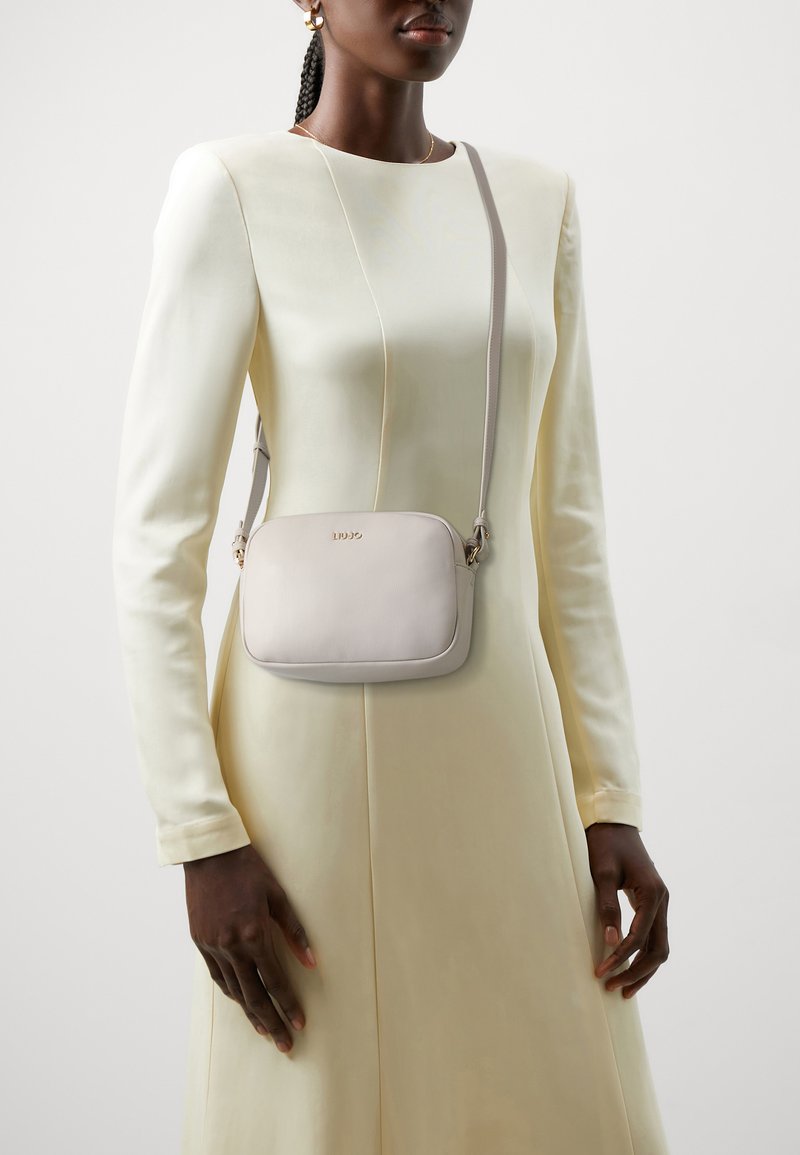 LIU JO M CAMERA CASE - Olkalaukku - true champagne