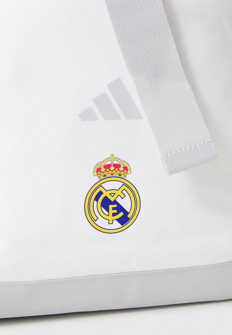 Safta Sac à Chaussures Real Madrid 1ère Équipe 24/25 - Moyen Multifonction Sport & Voyage - Blanc/Gris