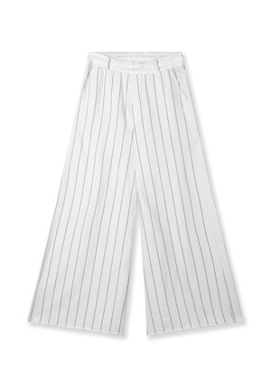 Pantalon à jambes larges en tissu blanc à fines rayures verticales noires, taille élastique et deux poches latérales. Texture lisse.