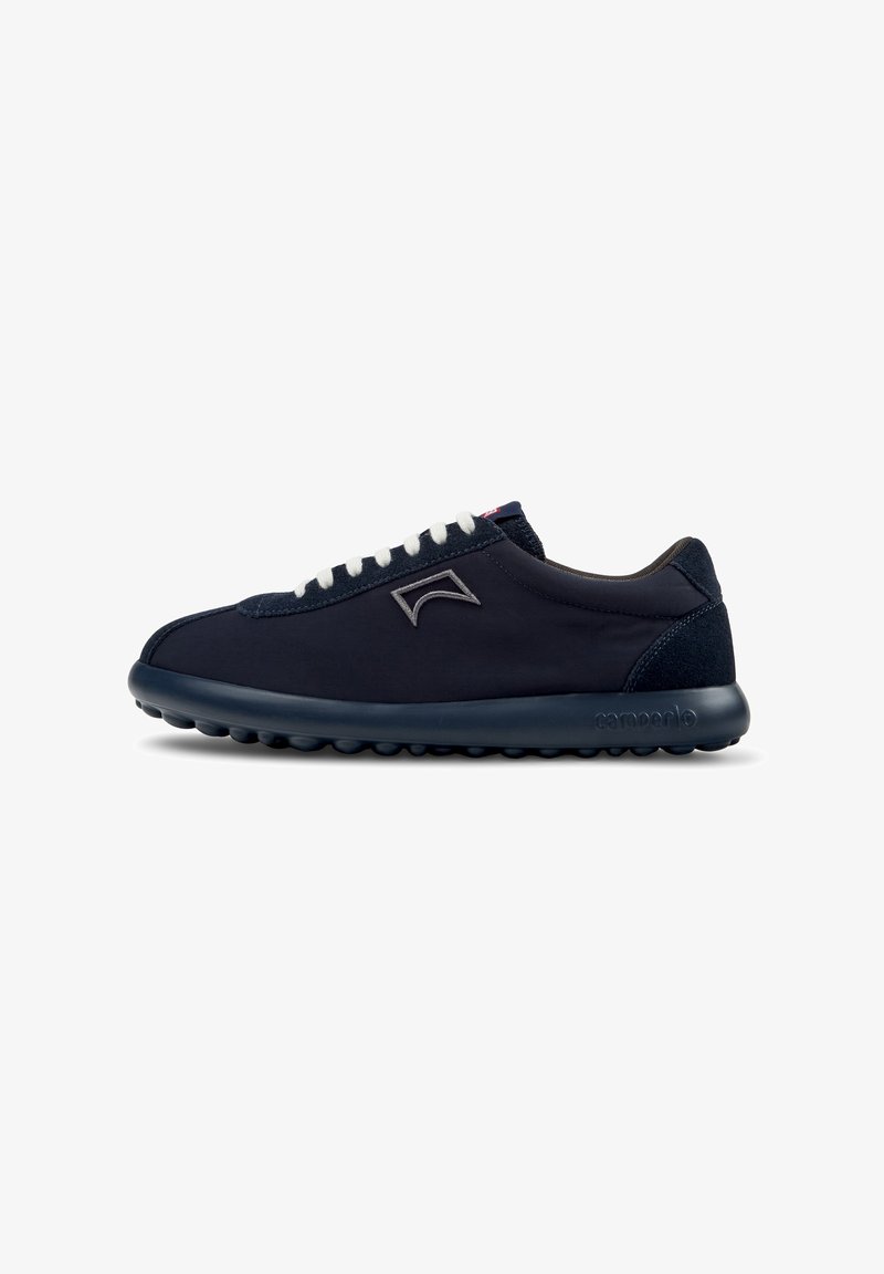 Sneakers blu navy con una tomaia in tessuto morbido e accenti in suede, dotati di lacci bianchi, punta rotonda e suola imbottita e arrotondata.