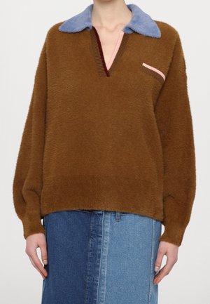 Brauner flauschiger Pullover mit blauem Kragen, V-Ausschnitt mit bordeauxrotem und pinkem Rand, getragen mit einem zweifarbigen blauen Jeansrock.