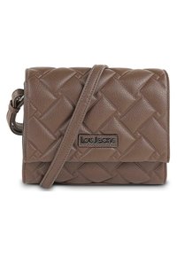 Bolso bandolera de imitación cuero marrón con patrón tejido y correa ajustable. Presenta una placa de marca en la parte frontal para un detalle adicional.