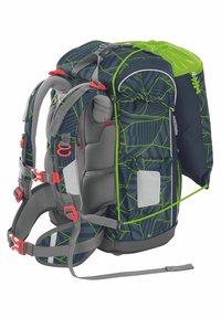 Rucksack aus dunkelblauem Stoff mit grünem geometrischen Muster, ausgestattet mit gepolsterten Trägern, Seitentaschen, grauen Beschlägen und Kordelzugverschluss.