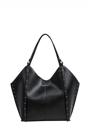 Bolso de mano de cuero negro con una parte superior en forma de V, detalles con tachuelas a lo largo de los lados y dos correas ajustables. Textura suave y diseño espacioso.