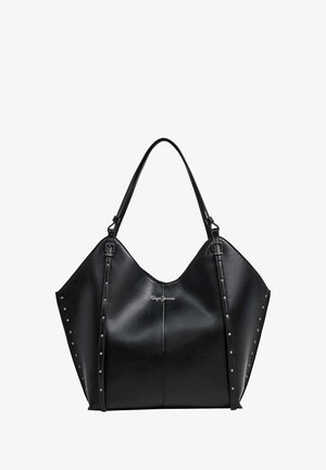 Bolso de mano de cuero negro con una parte superior en forma de V, detalles con tachuelas a lo largo de los lados y dos correas ajustables. Textura suave y diseño espacioso.