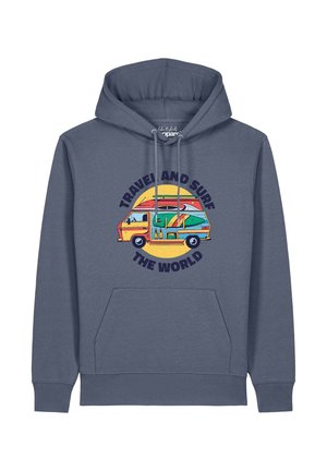 Blauwe hoodie met een kleurrijke camperbus en surfplank graphic en de tekst "Travel and Surf the World" op de voorkant.