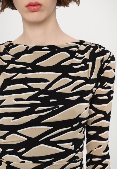 Langsleeve top met een zwart, beige en wit abstract patroon. Glad materiaal, bootneck en verzamelde schouderdetails.