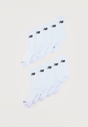 Tíz pár fehér New Balance középmagas zokni, két sorban rendezve, egyszerű háttéren.