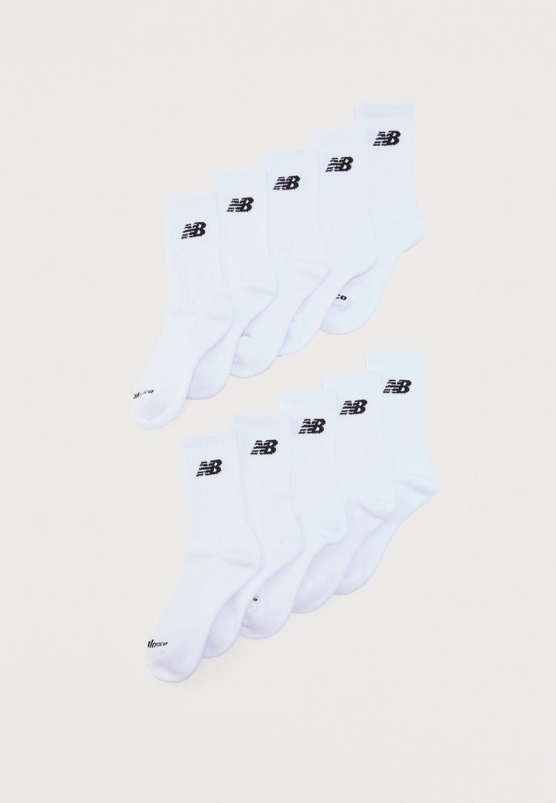 Zehn Paare weiße New Balance Crew-Socken, auf einem schlichten Hintergrund in zwei Reihen angeordnet.