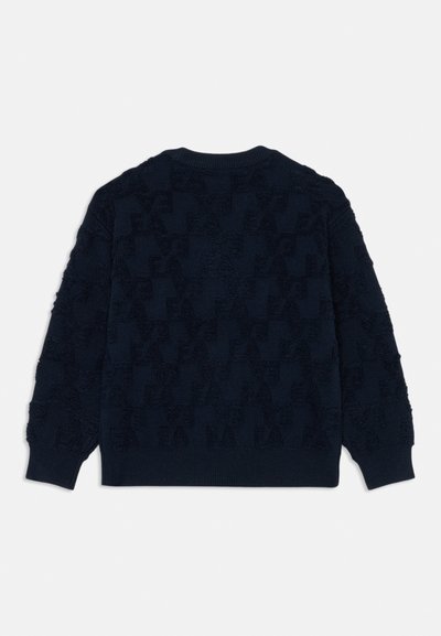 Navyblauer gestrickter Pullover mit einem strukturierten Muster, rundem Halsausschnitt und gerippten Säumen, mit erhabenen Buchstaben über den gesamten Stoff verteilt.
