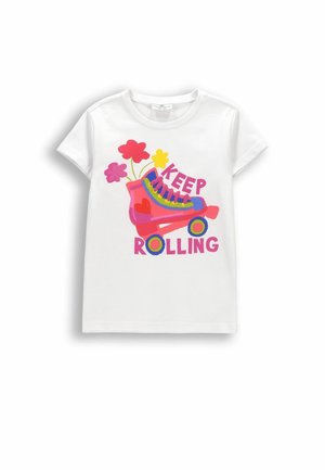 Biały T-shirt z kolorową grafiką wrotkarza, kwiatami i napisem „KEEP ROLLING” różowymi literami.
