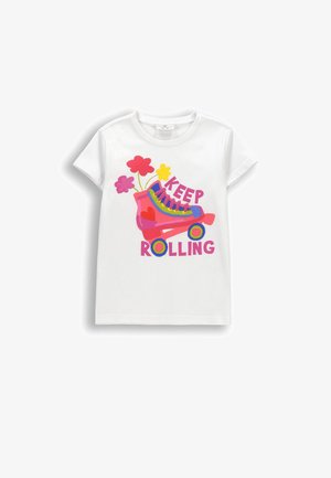 Biały T-shirt z kolorową grafiką wrotkarza, kwiatami i napisem „KEEP ROLLING” różowymi literami.