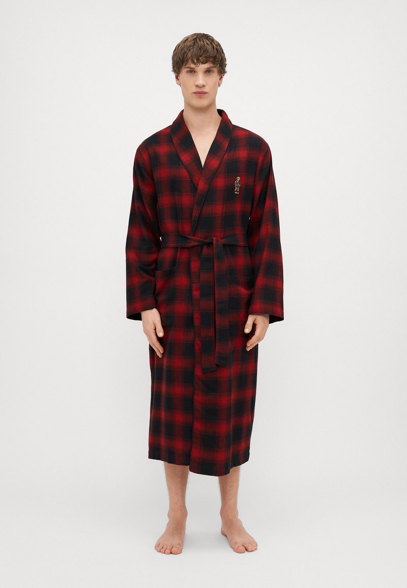 Raudonas ir juodas languotas vonios chalatas su ilgomis rankovėmis, šalikiniu apykakle ir diržu. Pagamintas iš minkštos medžiagos, turi išsiuvinėtą logotipą ant krūtinės.