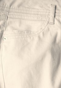 Tejido de color claro con una textura suave, que presenta un bolsillo trasero, costuras de contraste y un pequeño detalle de botón metálico.