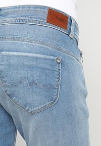 Pepe Jeans Vaqueros slim fit - bleached denim