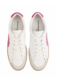 Baskets en cuir blanc avec des accents roses, présentant un bout arrondi, un design à lacets plats et une semelle en gomme. Détail notable du logo à l'intérieur.