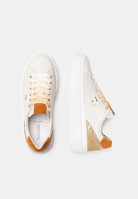 Sneaker bianco con accenti arancioni e beige, materiali in pelle liscia e suede, punta rotonda, suola in gomma piatta e lacci a contrasto.