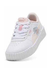 Biały sneaker z chropowatą skórzaną cholewką, pastelowymi różowymi akcentami, kwiatowym haftem, gumową podeszwą z rowkowanym wzorem i sznurowanym zapięciem.