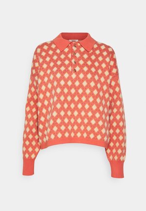Pull en maille corail à manches longues avec motif losange blanc et jaune, poignets et bas-côtes côtelés, et col pointu à trois boutons.