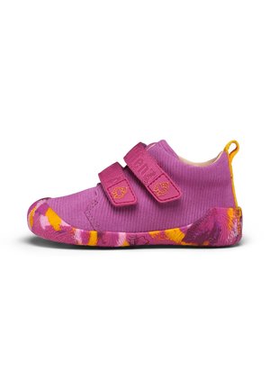 Zapatilla de punto morada para niño con dos tiras ajustables con iconos de animales y una suela multicolor con patrones en púrpura, rosa y amarillo.