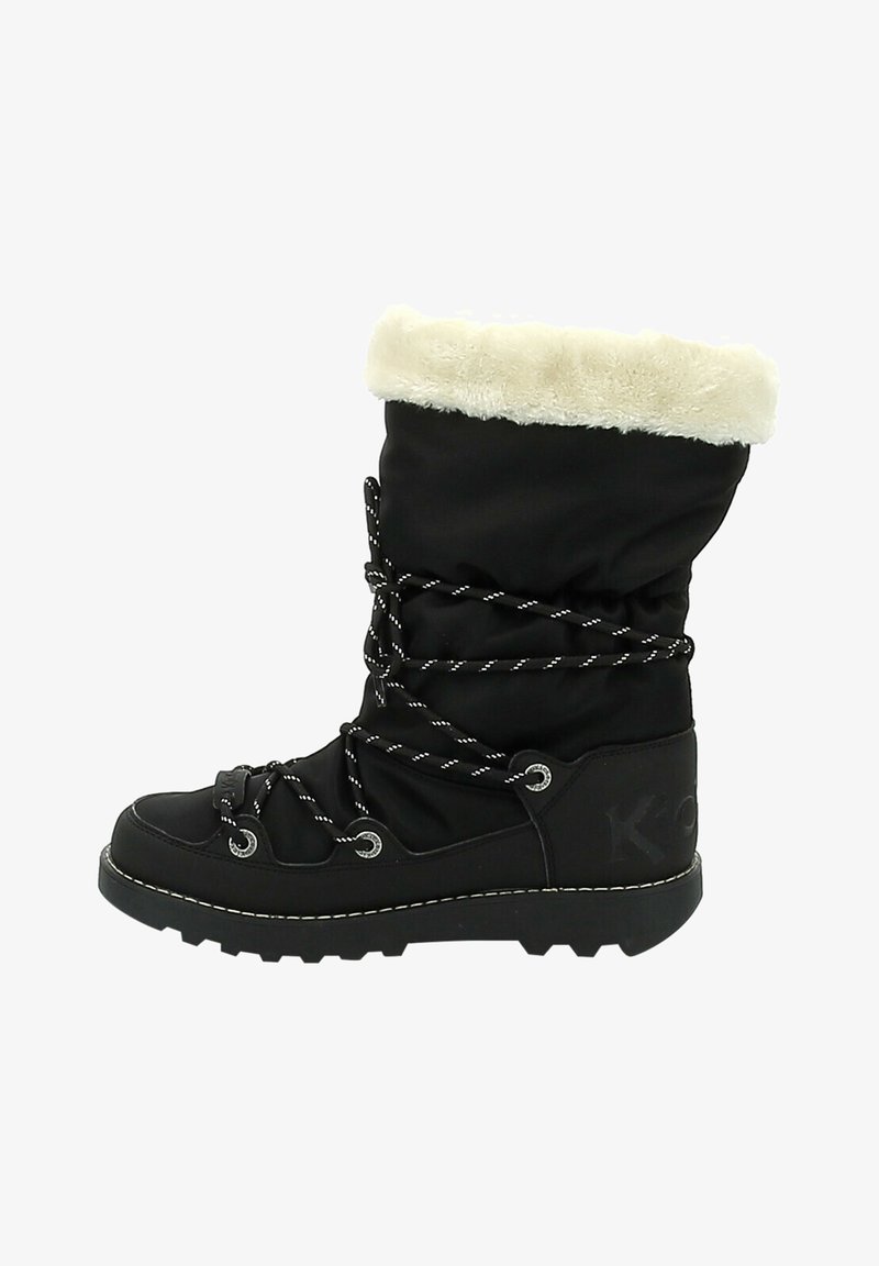 Schwarzer Winterstiefel mit strukturiertem Obermaterial aus schwarzem Stoff, Kunstfellbesatz und weißen Schnürdetails. Robuste schwarze Gummisohle mit Profil.