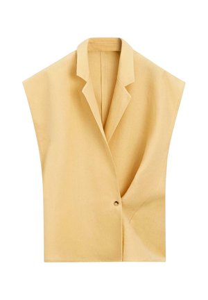 Mouwloze beige blazer met een diepe V-halslijn, getailleerde revers en een enkele knoopsluiting op een witte achtergrond.
