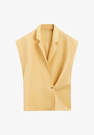 Mouwloze beige blazer met een diepe V-halslijn, getailleerde revers en een enkele knoopsluiting op een witte achtergrond.