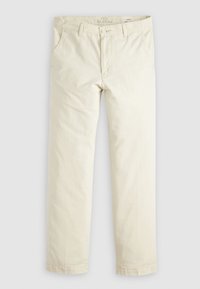 Pantalon chino beige pour homme, coupe droite, avec poches avant, passants de ceinture et fermeture par bouton sur un fond clair.