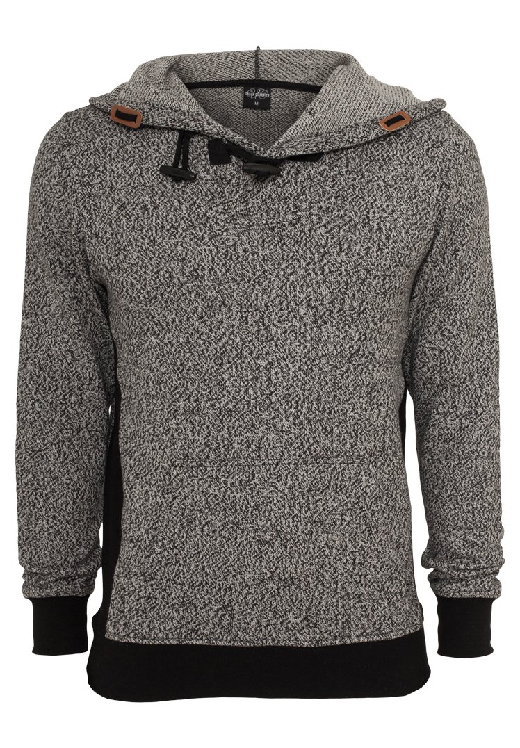 Szürke kötött kapucnis pulóver, texturált mintával, húzózsinórral ellátott kapucnival és barna bőr részletekkel. Fekete mandzsetta és szegő rész. Hosszú ujjú.