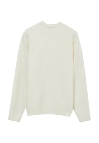 Un pull ras du cou blanc, fabriqué à partir d'un matériau texturé doux, avec des manches longues et des détails côtelés à l'ourlet et aux poignets.