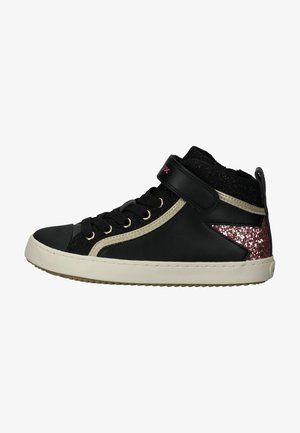 Hoge sneaker in zwart leer met een sprankelende roze glitteraccent. Voorzien van een witte rubberen zool en een vetersluiting met klittenband.