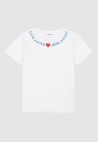 Hvid kortærmet T-shirt med rund halsudskæring, prydet med blå og røde bogstaver: "LOVE AMOUR ❤️ LIEBE AMORE" broderet rundt om kraven.