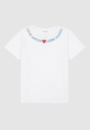 T-shirt blanc en coton avec un col rond, des manches courtes, et un texte bleu accompagné de cœurs et des phrases "LOVE", "AMOUR", "LIEBE" et "AMORE".