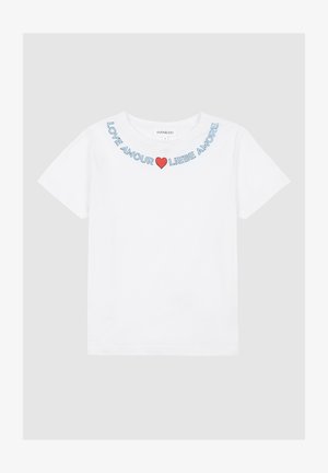 T-shirt blanc en coton avec un col rond, des manches courtes, et un texte bleu accompagné de cœurs et des phrases "LOVE", "AMOUR", "LIEBE" et "AMORE".
