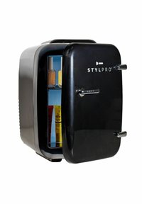 Compact zwarte koelkast met een glanzende afwerking, voorzien van een glanzend metalen handvat. Heldere planken tonen verschillende cosmetische containers binnenin.