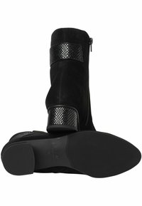 Gli stivaletti alla caviglia neri in suede presentano una texture liscia, una fascia accentuante lucida con motivo rettile, una cerniera laterale e una suola in gomma текстurizzata.