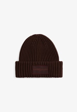 Bruine gebreide beanie met een ribbelontwerp, opgerolde zoom en een gestikte rechthoekige logopatch met het label "tommy jeans."
