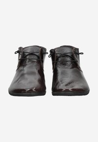 Chaussures en cuir marron foncé avec une finition brillante, à bouts ronds, à lacets, et hauteur de cheville, présentant une surface texturée.