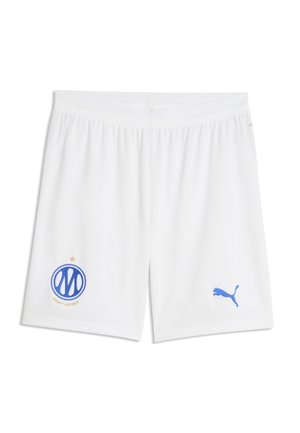 Weiße Sportshorts mit einem blauen Wappen des Fußballclubs Marseille am linken Bein und einem blauen Puma-Logo am rechten Bein.