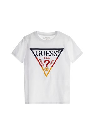Weißes kurzärmliges T-Shirt mit großem dreieckigem GUESS-Logo, auf dem "U.S.A.", ein rotes Fragezeichen sowie die Wörter "WASHED" und "JEANS" zu sehen sind.