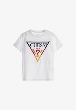 Weißes kurzärmliges T-Shirt mit großem dreieckigem GUESS-Logo, auf dem "U.S.A.", ein rotes Fragezeichen sowie die Wörter "WASHED" und "JEANS" zu sehen sind.